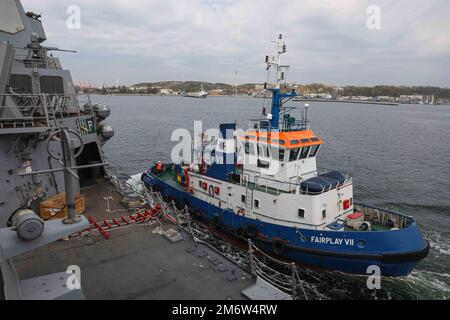 220505-N-ED646-0261- GDYNIA, Polonia (5 maggio 2022) il rimorchiatore polacco Fairplay VII naviga fianco del cacciatorpediniere missilistico guidato di Arleigh Burke USS (DDG 107) mentre si prepara a entrare in Gdynia, Polonia per una visita portuale programmata, il 5 maggio 2022. Viene schierato gravemente con il gruppo di corriere Harry S. Truman in un dispiegamento programmato negli Stati Uniti Sesta area di attività Fleet a sostegno degli interessi degli Stati Uniti, degli alleati e dei partner in Europa e Africa. Foto Stock