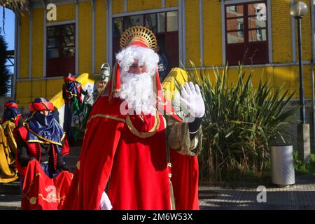 5 gennaio 2023, NoreÃ±a, Asturie, Spagna: NoreÃ±a, SPAGNA: Il Re Magico Melchor saluta i bambini presenti durante l'accoglienza a S.M. i tre Re d'Oriente a NoreÃ±, Spagna il 5 gennaio 2023. (Credit Image: © Alberto Brevers/Pacific Press via ZUMA Press Wire) Foto Stock