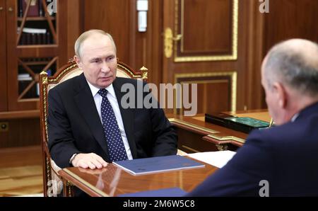 Mosca, Russia. 05th Jan, 2023. Il presidente russo Vladimir Putin tiene un incontro faccia a faccia con il capo della repubblica etnica Karachayevo-Circassia, Rashid Temrezov, destra, presso l'ufficio del Cremlino, il 5 gennaio 2023 a Mosca, Russia. Credit: Mikhail Klimentyev/Kremlin Pool/Alamy Live News Foto Stock