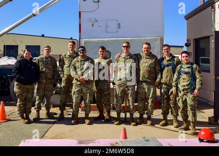 Un team di manutentori missilistici del 791st Maintenance Squadron, esegue un test di carico annuale su un Transporter Erector Emplacement System 5 maggio 2022 sulla Minot Air Force base. Questa squadra ha lavorato per un'intera giornata di duro lavoro per garantire la capacità nucleare della base dell'aeronautica militare Minot e per salvaguardare gli Stati Uniti. Foto Stock