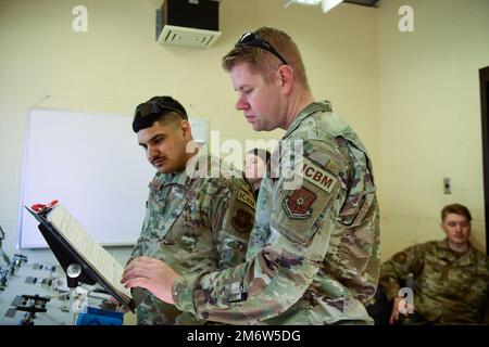 Un team di manutentori missilistici del 791st Maintenance Squadron, esegue un test di carico annuale su un Transporter Erector Emplacement System 5 maggio 2022 sulla Minot Air Force base. Il capo team ha coordinato un team di almeno sei tecnici per un'intera giornata di scalette, ricerca guasti idraulici, attacco imbracatura e ispezione delle funi, il tutto mentre si utilizza un complesso quadro di comando idraulico che applica una pressione maggiore rispetto al peso di 60 auto compatte. Foto Stock