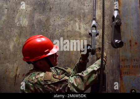 Un team di manutentori missilistici del 791st Maintenance Squadron, esegue un test di carico annuale su un Transporter Erector Emplacement System 5 maggio 2022 sulla Minot Air Force base. Il Transporter Erector è stato valutato da un team specifico che ha eseguito un test annuale e una tensione sul Transporter Erector Emplacement System. Foto Stock