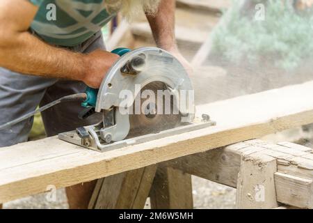 Taglio di legno con sega circolare Foto Stock