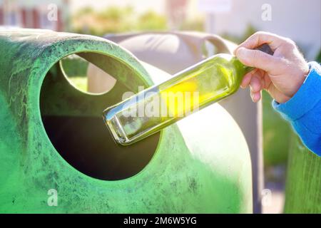 Contenitore per il riciclaggio del vetro in Germania Foto Stock