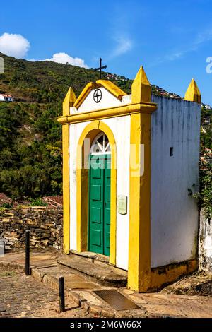 Piccola cappella nelle strade della storica città di Ouro Preto Foto Stock