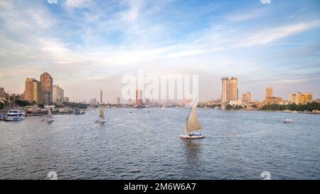 Vista sul Nilo dal ponte universitario del Cairo Foto Stock