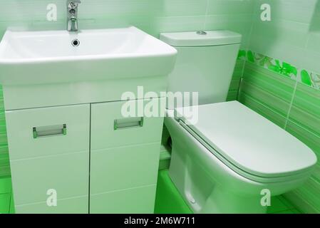 Primo piano del lavabo e del water in un bagno moderno e bellissimo Foto Stock