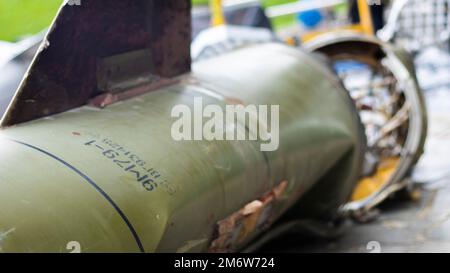 Parti di un missile balistico tattico, OTR-21. Distrutta attrezzatura militare russa. Proiettile speso del sistema missilistico sovietico Foto Stock