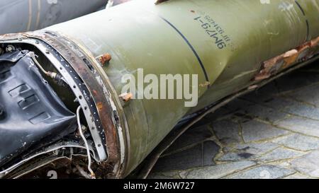 Parti di un missile balistico tattico, OTR-21. Distrutta attrezzatura militare russa. Proiettile speso del sistema missilistico sovietico Foto Stock