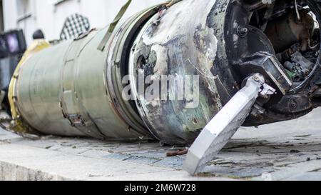 Resti di unità missilistiche del sistema missilistico operazionale-tattico Tochka-U, 9M79M. Il sistema di difesa aerea ha abbattuto un missile, Foto Stock