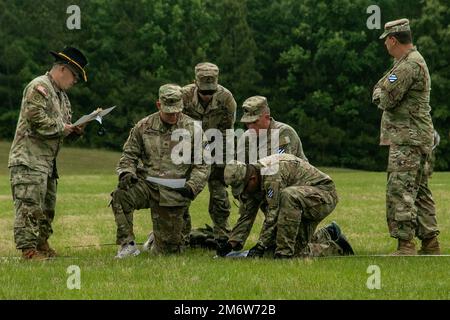 Un equipaggio di carri armati M1A2 SEPv2 Abrams assegnato a 2nd battaglione, 69th reggimento dell'armatura, 2nd squadra di combattimento della Brigata Armorata, 3rd divisione di fanteria, traccia punti su una mappa durante l'operazione Thunder Run, l'evento finale della Sullivan Cup, a Fort Benning, Georgia, 6 maggio 2022. La Sullivan Cup richiede la padronanza dei compiti individuali, la competenza tecnica e tattica, e la capacità di dimostrare una serie di abilità di manovra, di sostegno e di sparatoria. Foto Stock