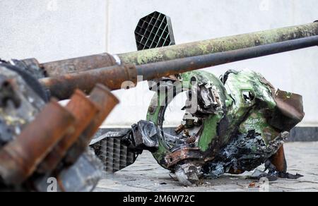 Parti di un missile balistico tattico, OTR-21. Distrutta attrezzatura militare russa. Proiettile speso del sistema missilistico sovietico Foto Stock