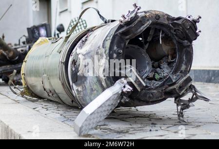 Parti di un missile balistico tattico, OTR-21. Distrutta attrezzatura militare russa. Proiettile speso del sistema missilistico sovietico Foto Stock