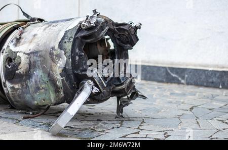 Parti di un missile balistico tattico, OTR-21. Distrutta attrezzatura militare russa. Proiettile speso del sistema missilistico sovietico Foto Stock