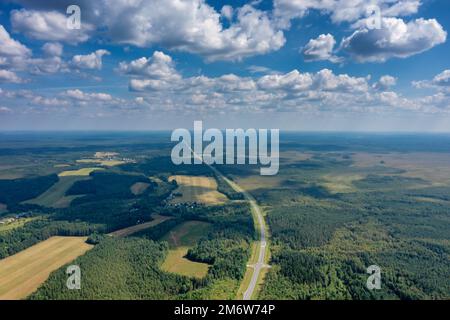 Antenna vista superiore sulla strada di campagna Foto Stock