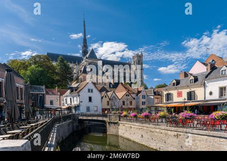 I canali del fiume Somme e il centro storico di Amiens con la cattedrale sullo sfondo Foto Stock