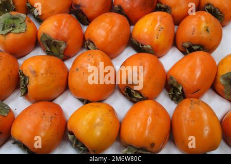 Persimmons rosso coreano fresco e maturo in set regalo Foto Stock