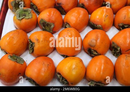 Persimmons rosso coreano fresco e maturo in set regalo Foto Stock