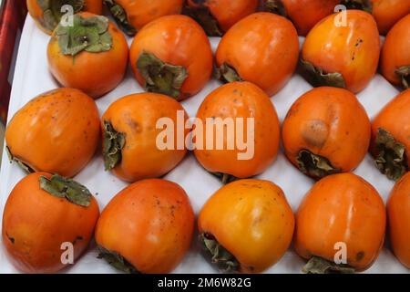 Persimmons rosso coreano fresco e maturo in set regalo Foto Stock