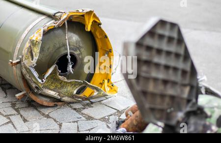 Parti di un missile balistico tattico, OTR-21. Distrutta attrezzatura militare russa. Proiettile speso del sistema missilistico sovietico Foto Stock