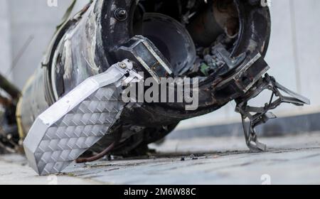 Parti di un missile balistico tattico, OTR-21. Distrutta attrezzatura militare russa. Proiettile speso del sistema missilistico sovietico Foto Stock