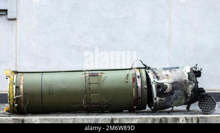 Resti di unità missilistiche del sistema missilistico operazionale-tattico Tochka-U, 9M79M. Il sistema di difesa aerea ha abbattuto un missile, Foto Stock