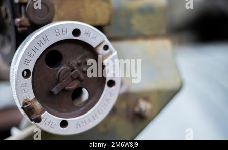 Vista posteriore della spia BM-21 Grad, 9K51. Sistema a razzo a lancio multiplo con calibro 122 mm. Un dispositivo per puntare un supporto di artiglieria Foto Stock