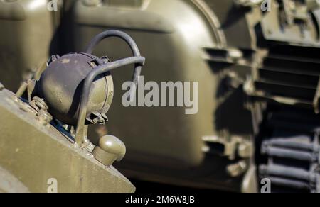 Faro anteriore con protezione serbatoio di battaglia. Proiettore molto luminoso sulla torretta del serbatoio, primo piano. Veicolo di combattimento di fanteria blindata Foto Stock