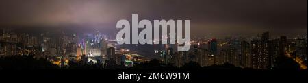 Panorama ad altissima risoluzione dell'Isola di Hong Kong, del Porto Victoria e di Kowloon sotto la nuvola bassa e pesante di notte, guardando ad ovest da Braemar Hill, 2016 (220Mpx) Foto Stock