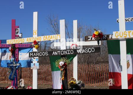 San Antonio, Stati Uniti. 05th Jan, 2023. La croce di Marcos Antonio Veiasco, tra gli altri, presso il sito commemorativo dei migranti, il Muro delle Croci di San Antonio, Texas, USA, il 5 febbraio 2023. Il monumento commemorativo segna il luogo in cui più di cinquanta esseri umani sono stati trovati in un rimorchio-trattore durante l'estate del 2022. Due uomini sono stati incriminati con la loro morte. (Foto di Carlos Kosienski/Sipa USA) Credit: Sipa USA/Alamy Live News Foto Stock