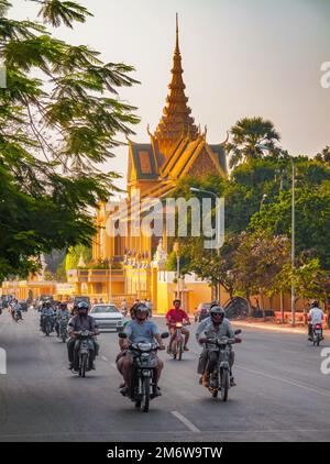 Traffico lungo Samdach Sothearos Blvd, Phnom Penh, Cambogia di fronte al Padiglione al chiaro di luna Foto Stock