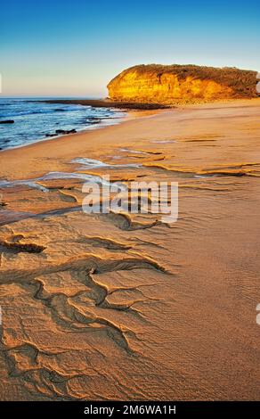 Le scogliere calcaree e la spiaggia di Bells Beach, Great Ocean Road, Victoria, Australia all'alba Foto Stock