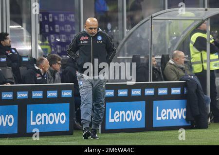 Milano, Italia. 04th Jan, 2023. Italia, Milano, 4 2023 gennaio: Luciano Spalletti (Napoli manager) triste per i sconfitti alla fine della partita di calcio FC INTER vs SSC NAPOLI, Serie A 2022-2023 day16 stadio San Siro (Foto di Fabrizio Andrea Bertani/Pacific Press) Credit: Pacific Press Media Production Corp./Alamy Live News Foto Stock