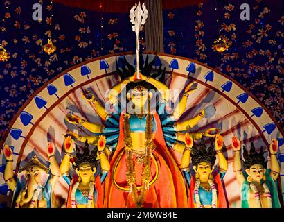 dea durga idol durante il carnevale puja nel bengala occidentale Foto Stock