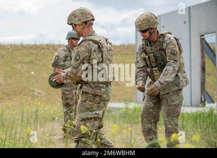 Gli ingegneri del combattimento con il Battaglione ingegnere Brigata 116th hanno partecipato alla loro formazione annuale di demolizione e di violazione esplosiva attraverso porte e strutture murali il 6 maggio 2022. Gli ingegneri di combattimento forniscono supporto alla mobilità, alla contro mobilità e alla sopravvivenza dei soldati all'interno della squadra di combattimento della Brigata di cavalleria 116th durante le missioni di combattimento. "Il nostro compito è quello di garantire che il nostro personale di combattimento possa spostarsi con competenza dal punto A al punto B", ha affermato Sgt. 1st Classe Robert Smith, sergente del plotone con il BEB 116th. “La contromobilità è quella di impedire al nemico di avanzare, in modo che noi ca Foto Stock