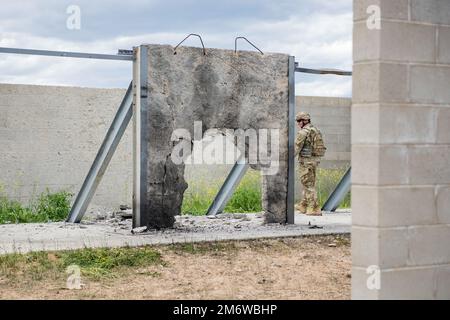 Gli ingegneri del combattimento con il Battaglione ingegnere Brigata 116th hanno partecipato alla loro formazione annuale di demolizione e di violazione esplosiva attraverso porte e strutture murali il 6 maggio 2022. Gli ingegneri di combattimento forniscono supporto alla mobilità, alla contro mobilità e alla sopravvivenza dei soldati all'interno della squadra di combattimento della Brigata di cavalleria 116th durante le missioni di combattimento. "Il nostro compito è quello di garantire che il nostro personale di combattimento possa spostarsi con competenza dal punto A al punto B", ha affermato Sgt. 1st Classe Robert Smith, sergente del plotone con il BEB 116th. “La contromobilità è quella di impedire al nemico di avanzare, in modo che noi ca Foto Stock