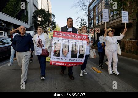 Città del Messico, Messico. 5th Jan, 2023. La famiglia e gli amici di Irma Paola Vargas Montoya, Daniela Marquez Pichando, Viviana Marquez Pichando e Jose Gutierrez Montoya, scomparsi dal dicembre 25 nello stato di Zacatecas, chiedono che i governi di Zacatecas, Jalisco e Messico li trovino vivi durante una protesta a Città del Messico. Il 5 gennaio 2023 a Città del Messico (Credit Image: © Luis Barron/eyepix via ZUMA Press Wire) Foto Stock