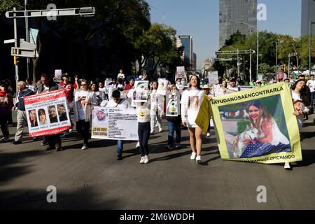 Città del Messico, Messico. 5th Jan, 2023. La famiglia e gli amici di Irma Paola Vargas Montoya, Daniela Marquez Pichando, Viviana Marquez Pichando e Jose Gutierrez Montoya, scomparsi dal dicembre 25 nello stato di Zacatecas, chiedono che i governi di Zacatecas, Jalisco e Messico li trovino vivi durante una protesta a Città del Messico. Il 5 gennaio 2023 a Città del Messico (Credit Image: © Luis Barron/eyepix via ZUMA Press Wire) Foto Stock