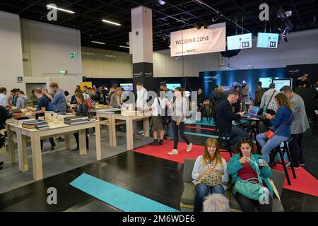 COLONIA, GERMANIA - CIRCA SETTEMBRE 2018: Atmosfera alla Fiera di Photokina. Photokina è una fiera che si tiene in Europa per la fotografia e l'imagin Foto Stock