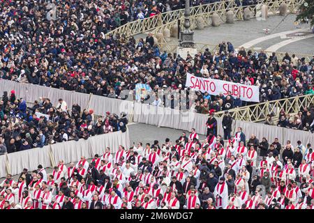 Vaticano, Vaticano. 05th Jan, 2023. Vista generale di St. Piazza Pietro durante la messa funeraria del compianto Papa emerito Benedetto XVI. Papa emerito Benedetto XVI morì all'età di 95 anni il 31 dicembre nel monastero di Mater Ecclesiae nella Città del Vaticano, dove aveva trascorso gli ultimi dieci anni. Credit: SOPA Images Limited/Alamy Live News Foto Stock