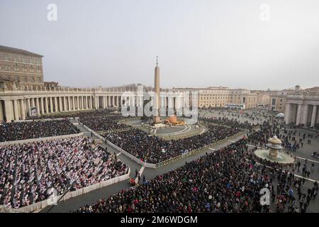 Vaticano, Vaticano. 05th Jan, 2023. Vista generale di St. Piazza Pietro durante la messa funeraria del compianto Papa emerito Benedetto XVI. Papa emerito Benedetto XVI morì all'età di 95 anni il 31 dicembre nel monastero di Mater Ecclesiae nella Città del Vaticano, dove aveva trascorso gli ultimi dieci anni. Credit: SOPA Images Limited/Alamy Live News Foto Stock