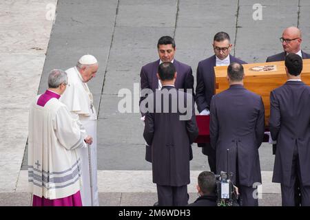 Vaticano, Vaticano. 05th Jan, 2023. Papa Francesco prega e benedice la bara del compianto Papa emerito Benedetto XVI dopo la messa funeraria pubblica. Papa emerito Benedetto XVI morì all'età di 95 anni il 31 dicembre nel monastero di Mater Ecclesiae nella Città del Vaticano, dove aveva trascorso gli ultimi dieci anni. Credit: SOPA Images Limited/Alamy Live News Foto Stock