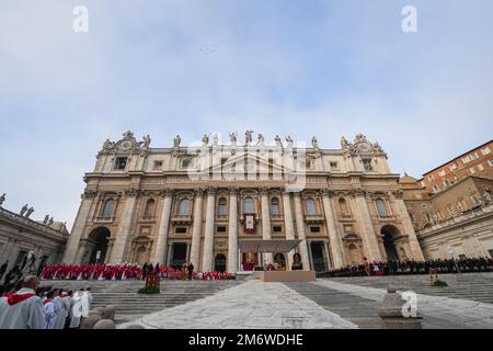 Vaticano, Vaticano. 05th Jan, 2023. Vista generale di St. Piazza Pietro durante la messa funeraria del compianto Papa emerito Benedetto XVI. Papa emerito Benedetto XVI morì all'età di 95 anni il 31 dicembre nel monastero di Mater Ecclesiae nella Città del Vaticano, dove aveva trascorso gli ultimi dieci anni. Credit: SOPA Images Limited/Alamy Live News Foto Stock