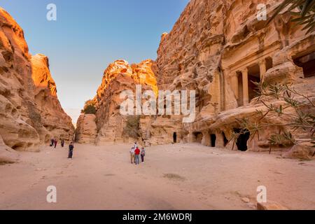 Triclinio a Little Petra, Siq al-Barid, Giordania Foto Stock