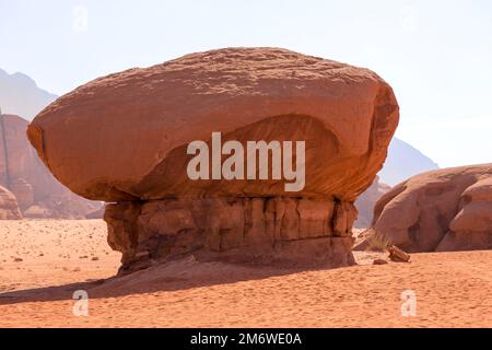 Fungo rock a Wadi Rum, Giordania, Medio Oriente Foto Stock