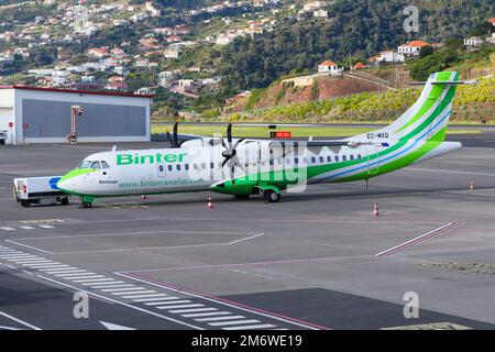 Binter Canarias ATR 72 aereo parcheggiato a Madeira, Portogallo. Aereo ATR 72-600 della compagnia aerea Binter Canarias. Foto Stock