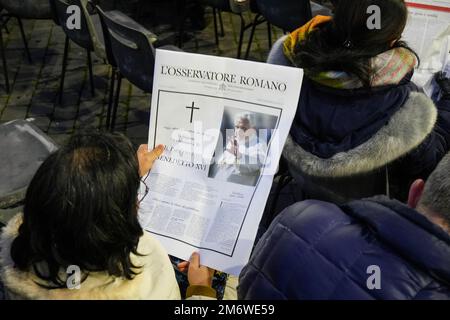 Vaticano, Vaticano. 05th Jan, 2023. I fedeli attendono di buon mattino l'inizio della Messa funeraria pubblica per il compianto Papa emerito Benedetto XVI. Papa emerito Benedetto XVI morì all'età di 95 anni il 31 dicembre nel monastero di Mater Ecclesiae nella Città del Vaticano, dove aveva trascorso gli ultimi dieci anni. (Foto di Stefano Costantino/SOPA Images/Sipa USA) Credit: Sipa USA/Alamy Live News Foto Stock