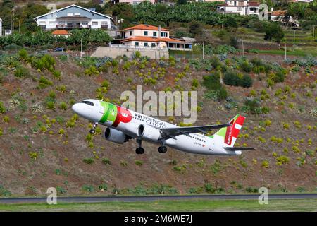 TAP Air Portugal Airbus A320 aereo decollo dall'aeroporto di Madeira a Funchal Island. Aereo A320 della compagnia AEREA TAP Portugal in partenza. Foto Stock
