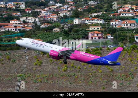 Decollo dell'aeromobile Wizz Air Airbus A321. Compagnia aerea europea a basso costo WizzAir con aeromobile A321 durante il decollo dall'aeroporto di Madeira. Foto Stock