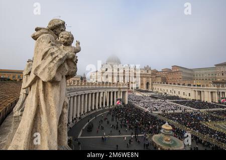 Vaticano, Vaticano. 05th Jan, 2023. Vista generale di St. Piazza Pietro durante la messa funeraria del compianto Papa emerito Benedetto XVI. Papa emerito Benedetto XVI morì all'età di 95 anni il 31 dicembre nel monastero di Mater Ecclesiae nella Città del Vaticano, dove aveva trascorso gli ultimi dieci anni. (Foto di Stefano Costantino/SOPA Images/Sipa USA) Credit: Sipa USA/Alamy Live News Foto Stock